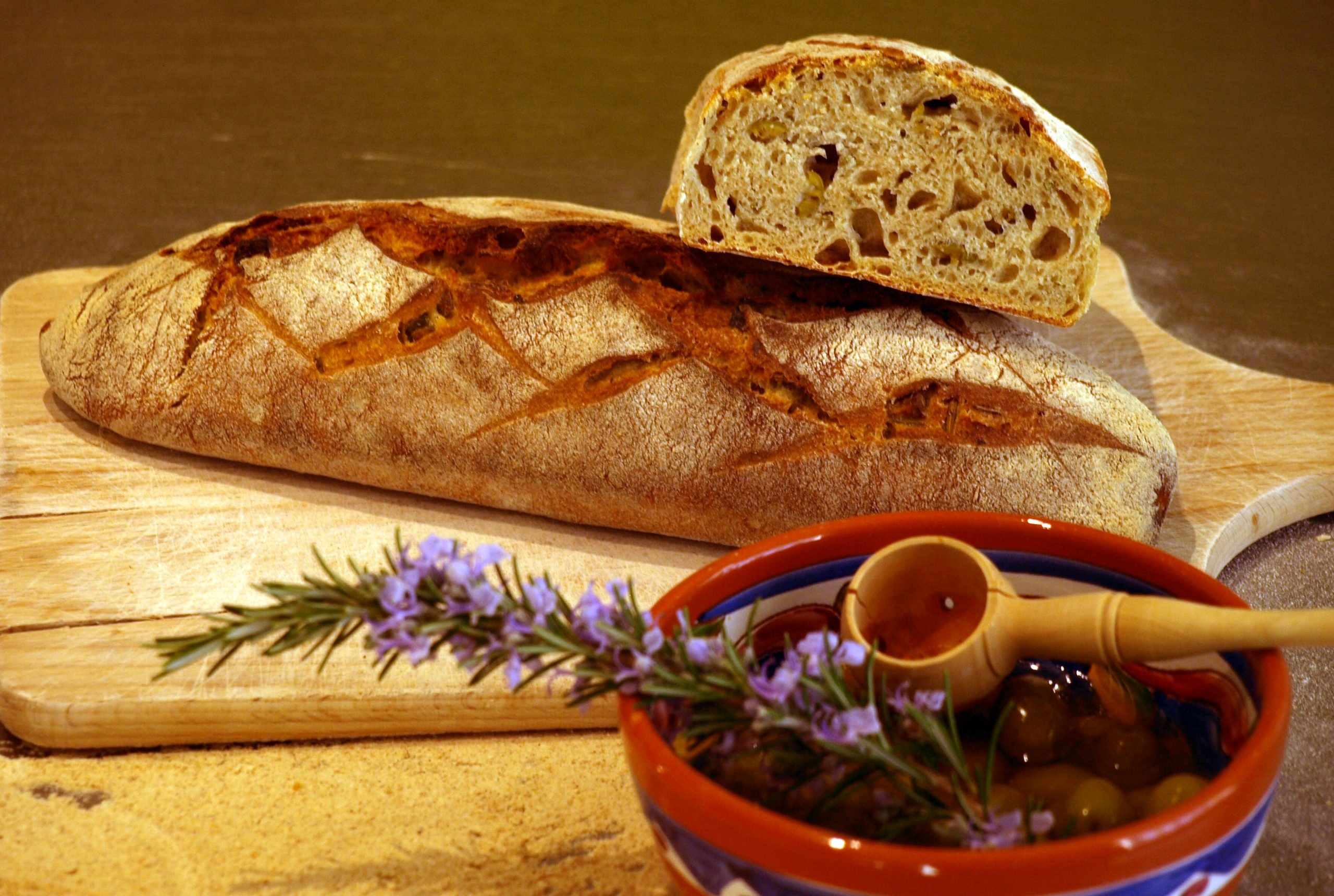 Pain aux olives et au romarin